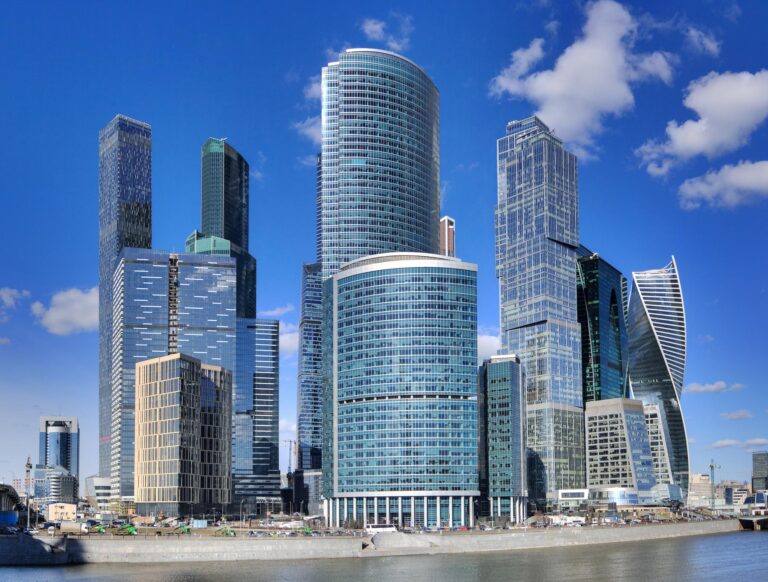 Moscow Business Center 5073-84 - Image of business, A photo of a businessperson standing at the edge